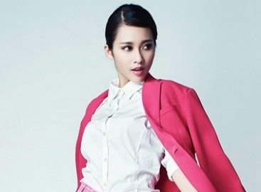 Hotgirl Khả Ngân khoe vẻ năng động với trang phục sắc màu
