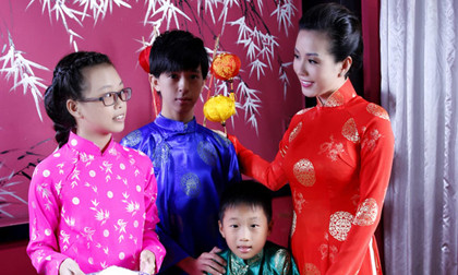Hoa hậu Thu Hoài đón trung thu sớm cùng các con