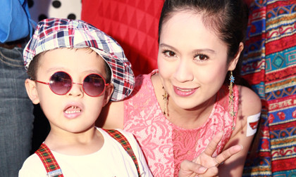 Bé Cà Phê "cực ngầu" đi xem phim cùng mẹ