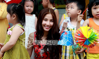 Diễm My 9x nhắng nhít chơi trung thu cùng trẻ nhỏ