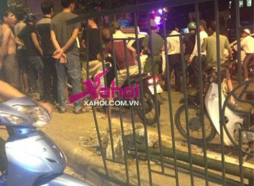 Taxi “điên” mất lái húc bay dải phân cách, đầu xe nát bét