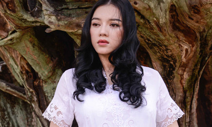 Lý Nhã Kỳ đẹp u buồn trong lễ phục của phụ nữ Indonesia