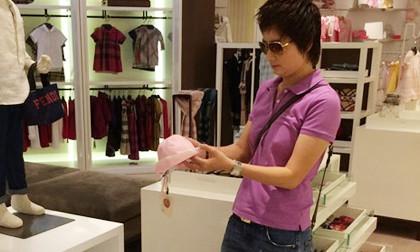 Thuý Vinh ăn vận "chuẩn man" ra Hà Nội sắm đồ cho con