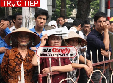 Đang cập nhật: Hàng nghìn người dân đội nắng chờ viếng