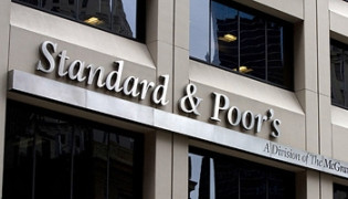 S&P hạ xếp hạng tín nhiệm Pháp, triển vọng “ổn định”