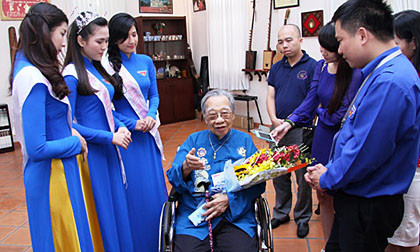 “Nữ SV Việt Nam duyên dáng 2013” thăm thầy Trần Văn Khê, Nguyễn Ngọc Ký