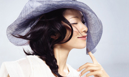 Giang Nhất Yến đẹp thuần khiết với màu trắng tinh khôi