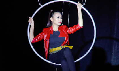 Thanh Hằng treo lơ lửng 4m trên không thị phạm cho thí sinh