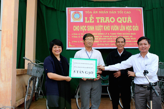 Báo Công lý trao quà từ thiện cho người dân Quảng Ngãi gặp thiên tai