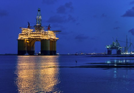 Dự trữ bất ngờ giảm lần đầu trong 11 tuần, dầu Nymex leo dốc 4 phiên liên tiếp