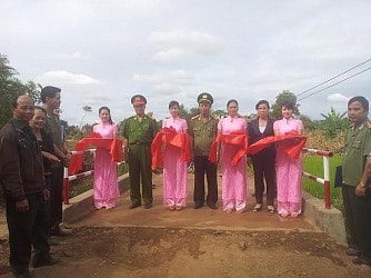 Công an tỉnh Đăk Nông góp tiền xây cầu cho dân