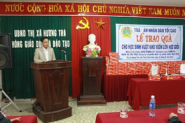 Báo  Công lý trao quà từ thiện tại Thừa Thiên - Huế
