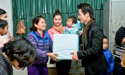 Vợ chồng Đăng Khôi đi từ thiện đầu năm