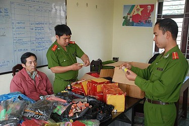 Thu giữ hàng ngàn hộp pháo nổ và đồ chơi Trung Quốc nguy hiểm