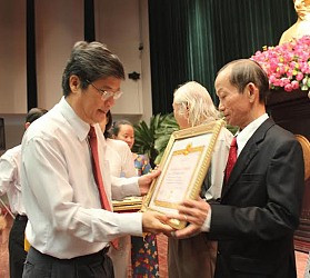 Trao Huy hiệu 30, 40 năm tuổi Đảng cho các đồng chí Chánh án, Phó Chánh án TAND TP.HCM và Cần Thơ