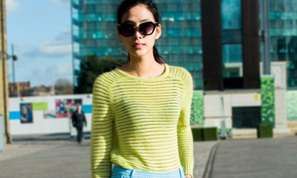 Hoàng Thùy nổi bật diện Color Block giữa đường phố London