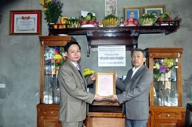 Báo Công lý nghiệm thu và bàn giao nhà tình nghĩa cho gia đình liệt sĩ