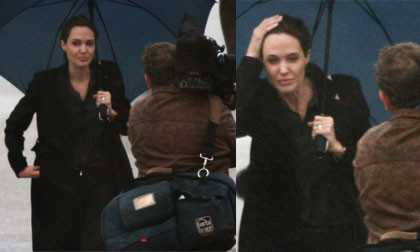 Angelina Jolie đứng co ro trả lời phỏng vấn trong mưa gió
