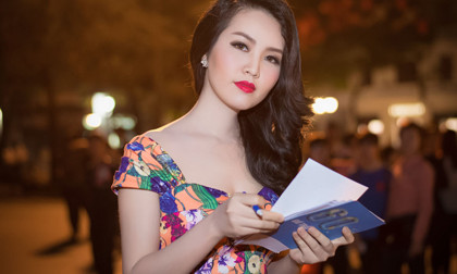 Á hậu Thụy Vân xinh đẹp đi làm MC và Đại sứ Giờ trái đất