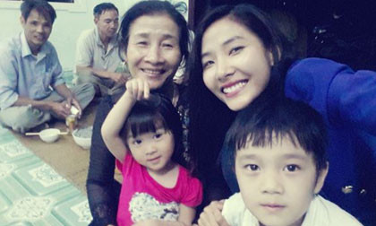 Hoàng Thùy khoe ảnh ấm cúng đoàn tụ gia đình
