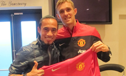 Phạm Anh Khoa khoe ảnh chụp cùng tiền vệ MU Darren Fletcher