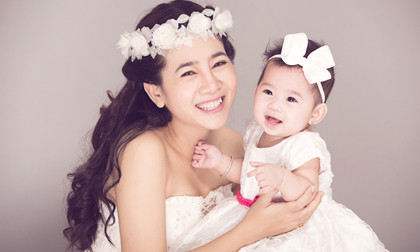 "Công chúa" nhà Mai Phương lém lỉnh, cười tươi làm mẫu cùng mẹ