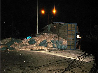 Xe độ chế “đấu” xe ôtô, một người chết