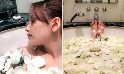 'Đột nhập' phòng tắm đầy hoa hồng xem Mai Phương Thúy