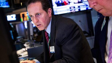 Xả hàng tiếp diễn, Nasdaq xuyên thủng mốc 4,000