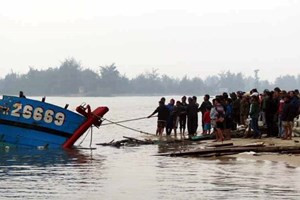 Cứu sống 4 ngư dân gặp nạn trên vùng biển Hà Tĩnh