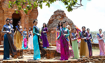 Người đẹp “Hoa hậu Đại Dương” khoe dáng "cổ tích" bên tháp Chăm