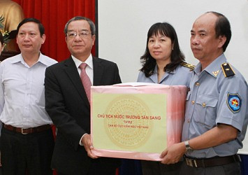 Trao quà của Chủ tịch nước cho lực lượng Cảnh sát biển và Kiểm ngư Việt Nam