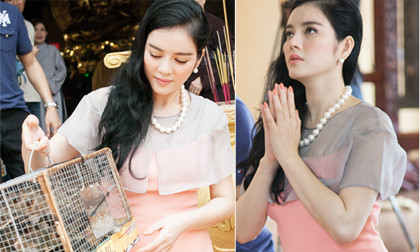Lý Nhã Kỳ rạng rỡ tới chùa tham gia nghi lễ cầu hòa bình