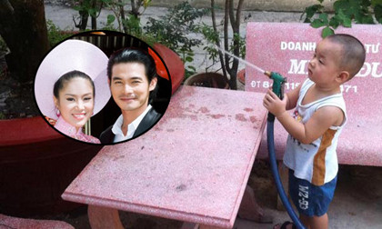 "Quý tử" nhà Quách Ngọc Ngoan phụ ba mẹ tưới kiểng