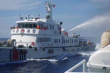2 tàu Trung Quốc tự phun nước vào nhau