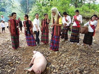 Bí ẩn tục “thờ người sống” trên đỉnh Trường Sơn