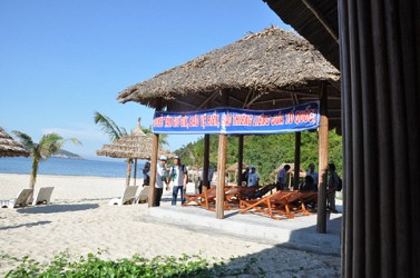 Chợ hải sản ăn liền giữa biển độc nhất Việt Nam