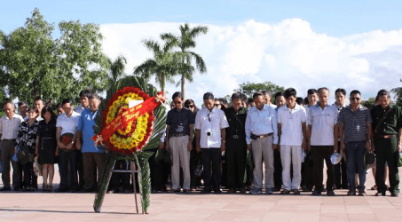 Hội cựu chiến binh TANDTC thăm Quảng Bình, Quảng Trị: Xúc động và cảm kích