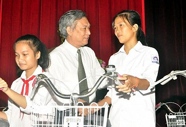 TANDTC trao tặng xe đạp cho các em học sinh vượt khó học giỏi