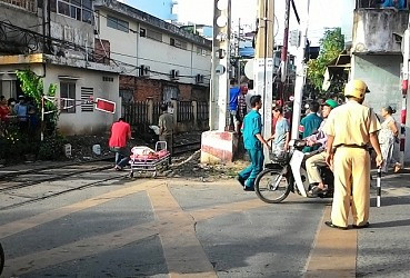 Lao vào tàu hỏa đang chạy, một phụ nữ chết thảm