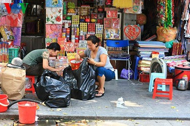 Nhộn nhịp sắm sửa nhà cửa, ô tô cho người âm