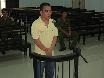 Vào tù vì tội cướp tài sản