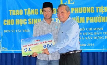 Bí thư Trung ương Đảng, Chánh án TANDTC Trương Hòa Bình trao quà cho học sinh nghèo dân tộc Chăm
