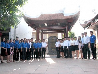 Đoàn thanh niên TANDTC thăm Bia ghi dấu địa điểm xét xử đầu tiên của TAND tại Bắc bộ