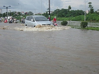 Hà Nội: Mưa suốt đêm, phố ngập, xe chết máy hàng loạt