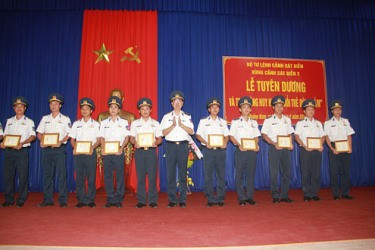 Trao Huy hiệu “Tuổi trẻ dũng cảm” cho cán bộ, chiến sỹ Vùng Cảnh sát biển 2