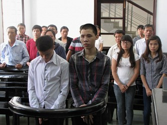 “Ăn bay” nhận án đúp