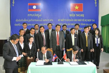TAND tỉnh Gia Lai (Việt Nam) ký văn bản ghi nhớ hợp tác với TAND tỉnh Chăm Pa Sắc (Lào)