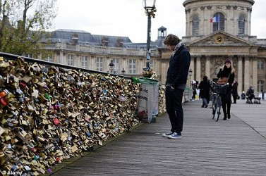 Paris chính thức “ra tay” chặn đứng khóa tình yêu