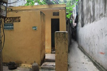 Kinh hoàng nhà vệ sinh công cộng "bẩn nhất" Hà Nội